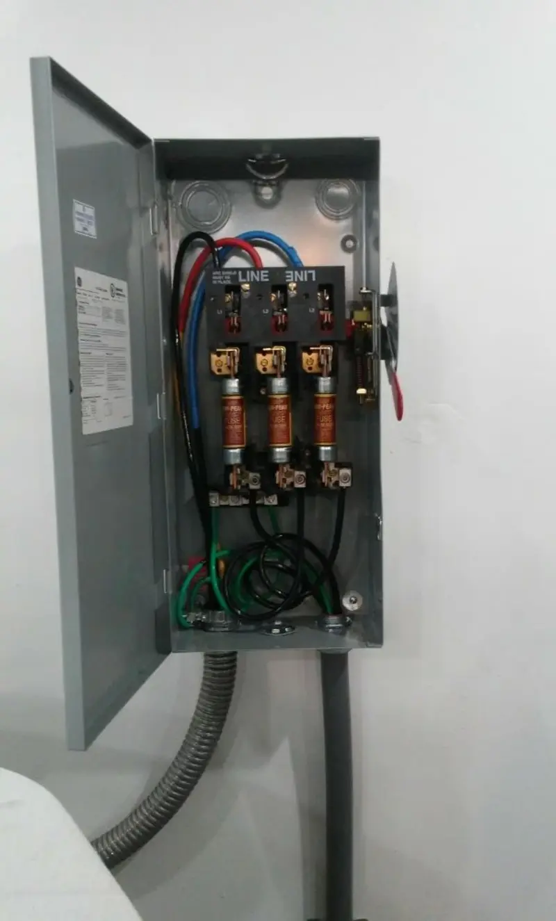 Three-phase disconnect switch installed for Smoke Detector Installation in Helena-West Helena